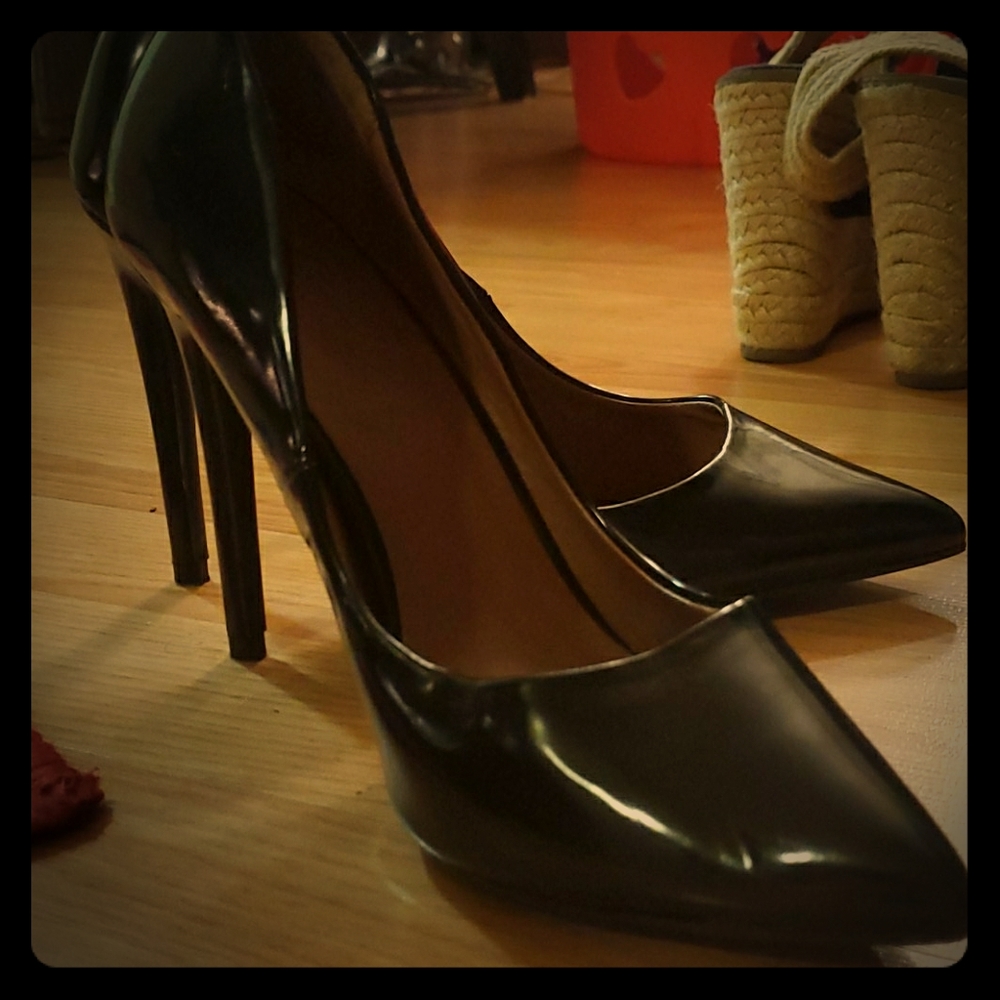 Black high heel pumps